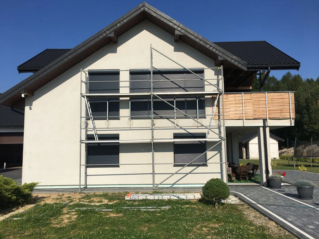 Außenliegende Rollläden und Raffstores an einem Wohnhaus